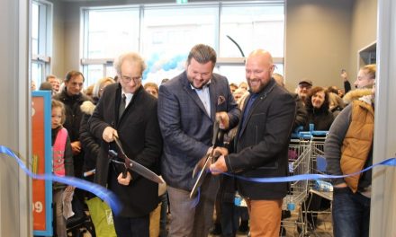 Honderden mensen verkennen de nieuwe supermarkt van Albert Heijn
