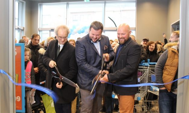 Honderden mensen verkennen de nieuwe supermarkt van Albert Heijn