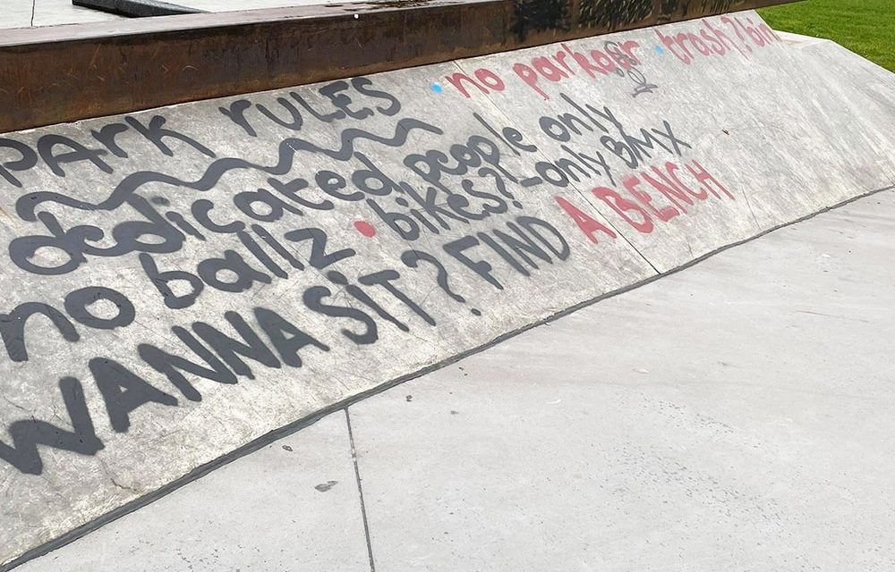 Jongeren spreken met elkaar in graffiti boodschappen