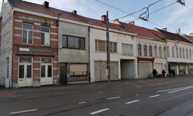 Huizen worden afgebroken voor het technisch centrum van het Rivierenhof