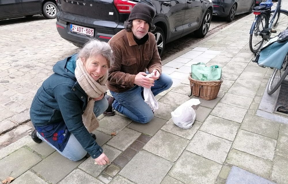 Struikelstenen krijgen een schoonmaakbeurt