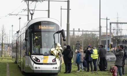 Nieuwe tram rijdt in Deurne