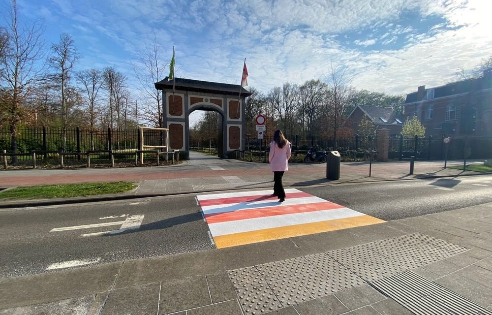 Regenboogzebrapad in Deurne aangelegd