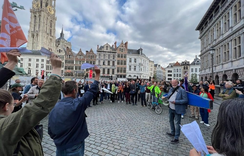 130 mensen gooien papieren privéjets naar Antwerps stadhuis