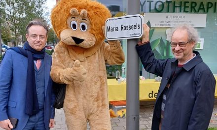 Stadsburgemeester De Wever en districtsburgemeester Sekeris huldigen plantsoen in Borgerhout in