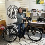 Winnaar Liever Lokaal-wedstrijd krijgt een fiets