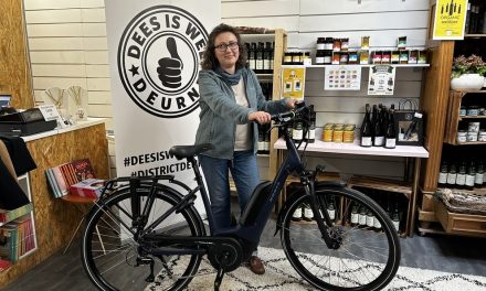 Winnaar Liever Lokaal-wedstrijd krijgt een fiets
